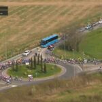 I ciclisti sbagliano strada durante la Milano-Sanremo