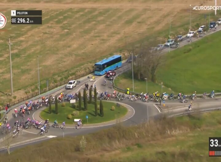 I ciclisti sbagliano strada durante la Milano-Sanremo