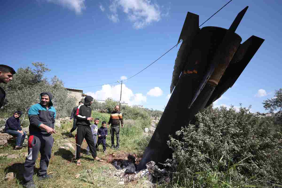 Il missile conficcato nel terreno in Cisgiordania 