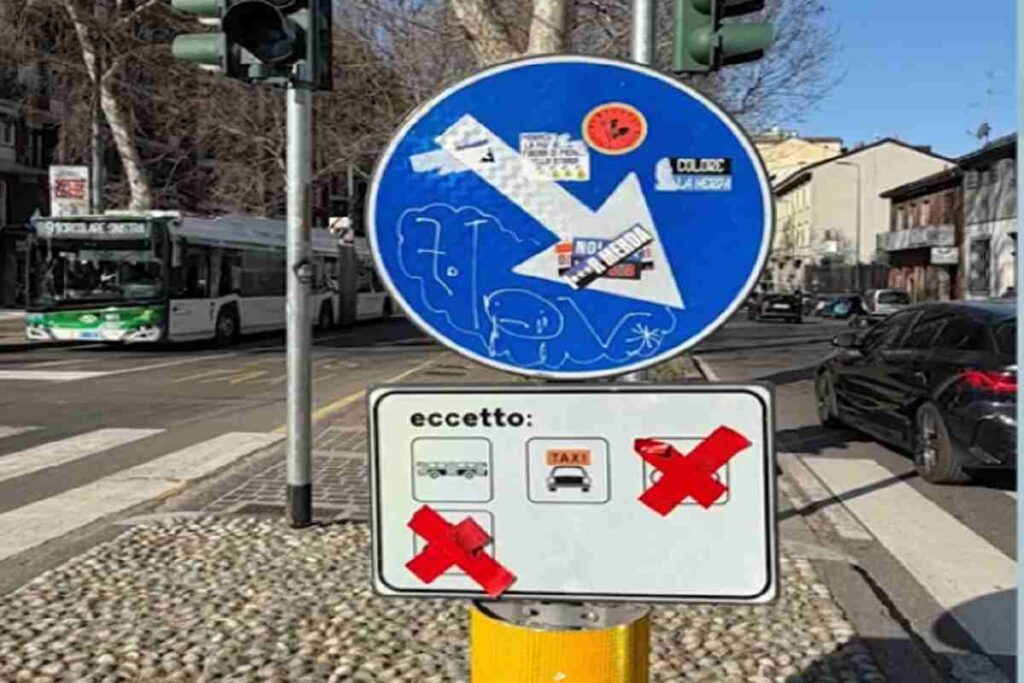 Milano, corsia vietata alle moto con lo scotch sul cartello: Sala annulla migliaia di multe fatte durante le Olimpiadi