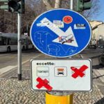 Milano, corsia vietata alle moto con lo scotch sul cartello: Sala annulla migliaia di multe fatte durante le Olimpiadi