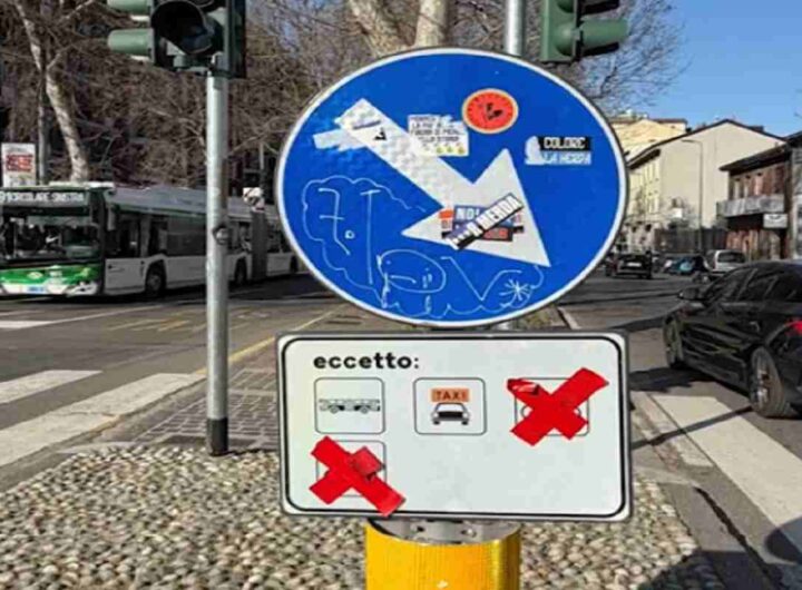Milano, corsia vietata alle moto con lo scotch sul cartello: Sala annulla migliaia di multe fatte durante le Olimpiadi