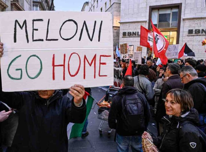 Il No festeggia in strada a Napoli