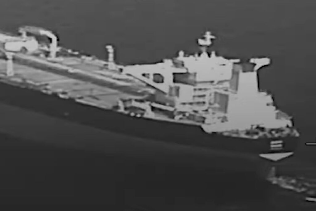 Petroliera circondata da battelli dei Pasdaran