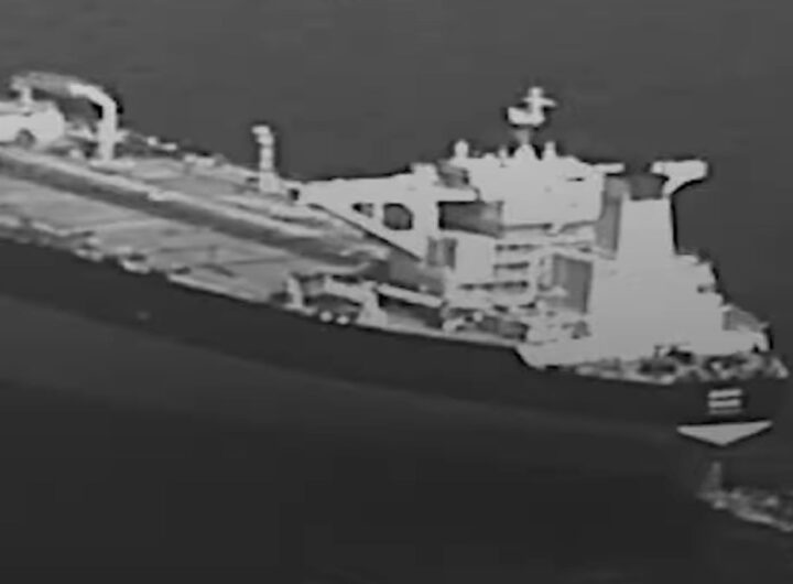 Petroliera circondata da battelli dei Pasdaran