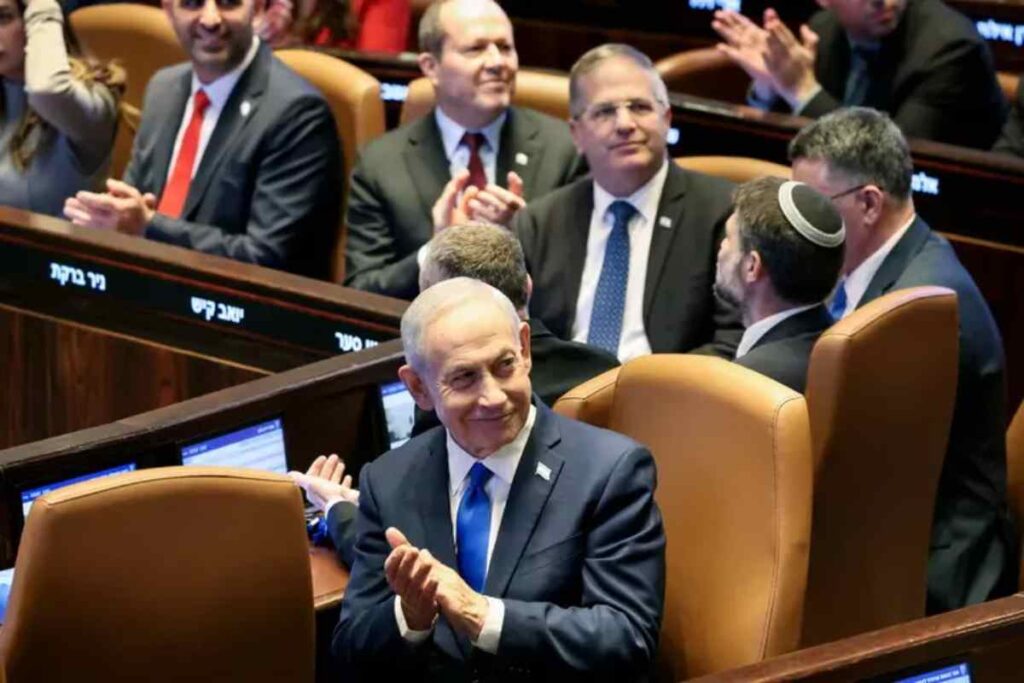Israele approva la pena di morte per i terroristi, Netanyahu e i suoi sorridono in aula