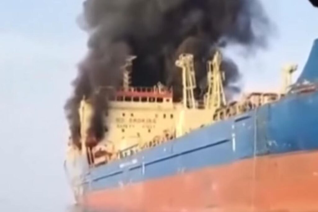 Petroliera in fiamme