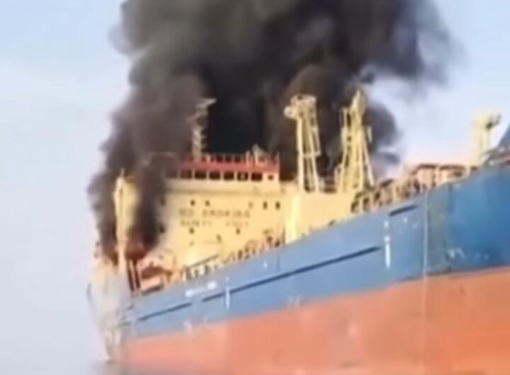 Petroliera in fiamme