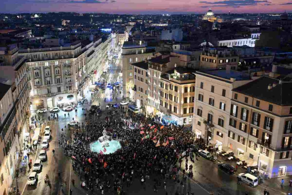 Il No festeggia in piazza Barberini a Roma
