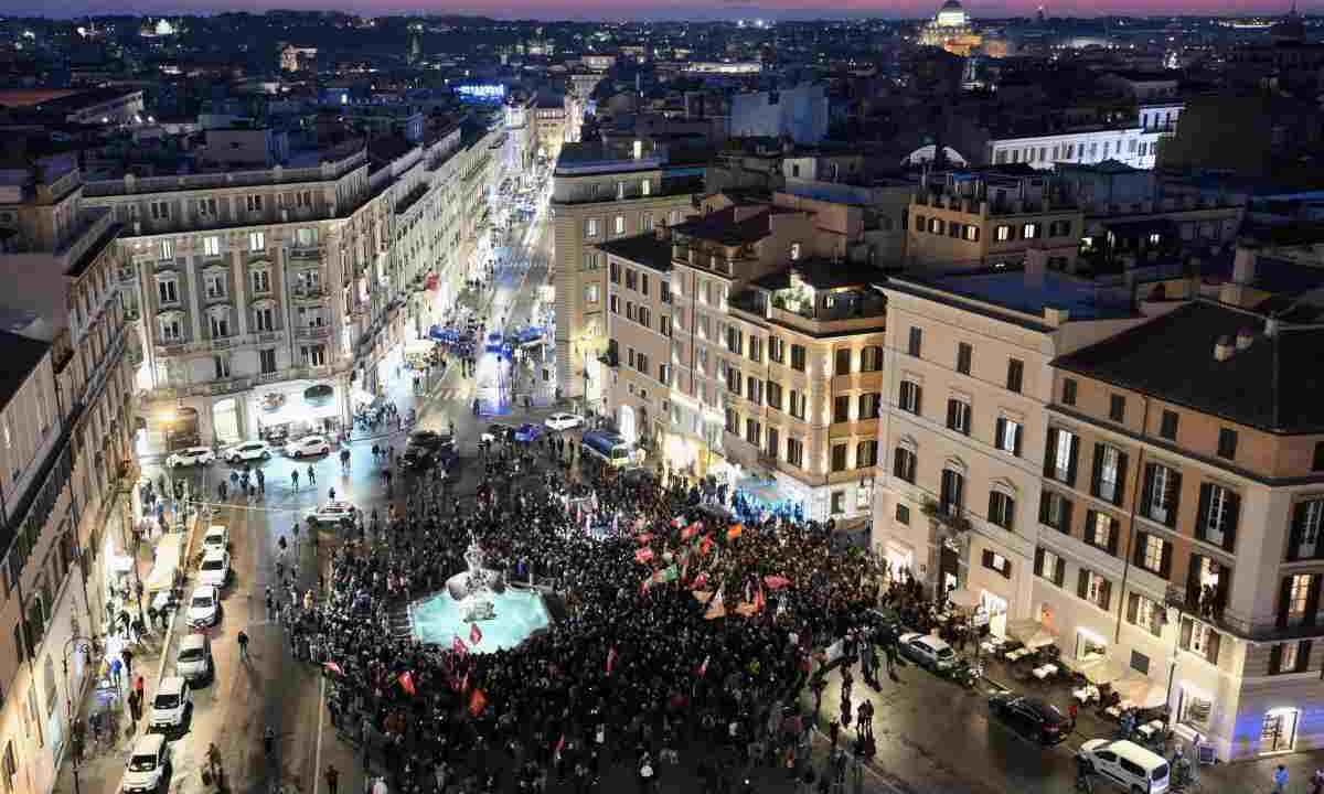Il No festeggia in piazza Barberini a Roma