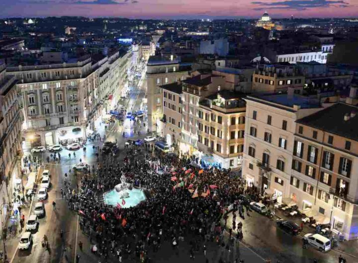 Il No festeggia in piazza Barberini a Roma