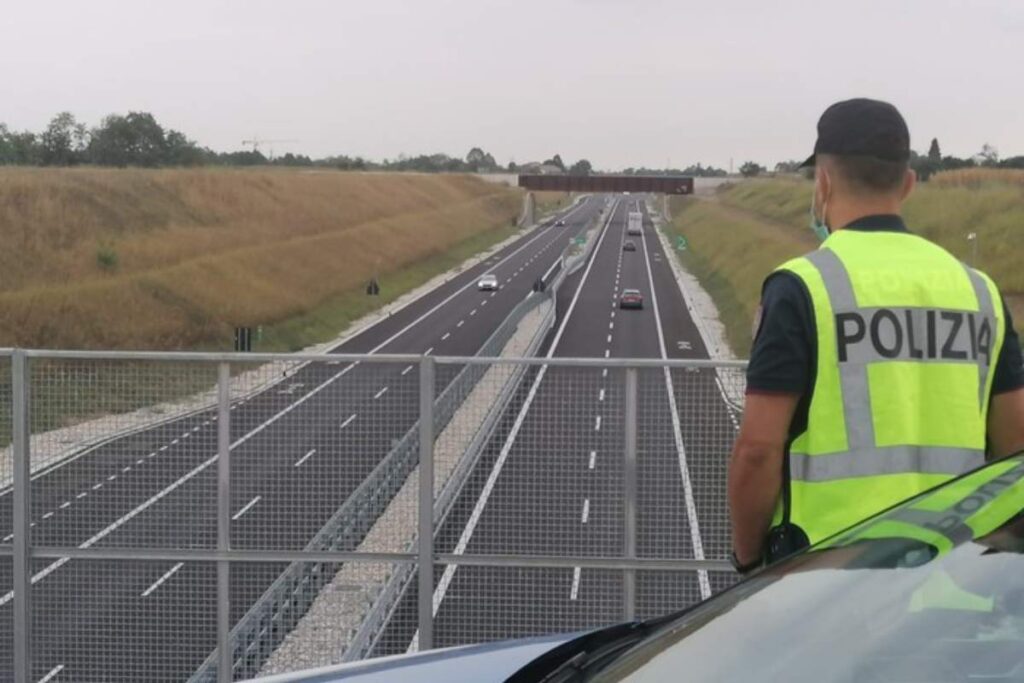 poliziotto guarda da cavalcavia