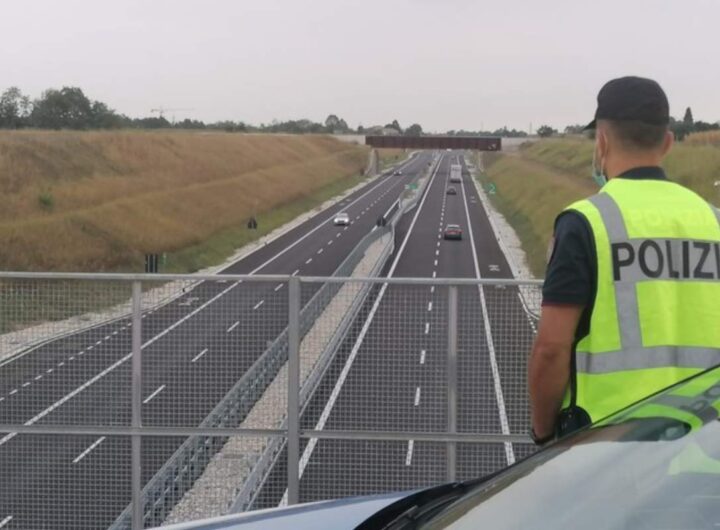 poliziotto guarda da cavalcavia