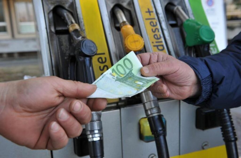 caro benzina distributore