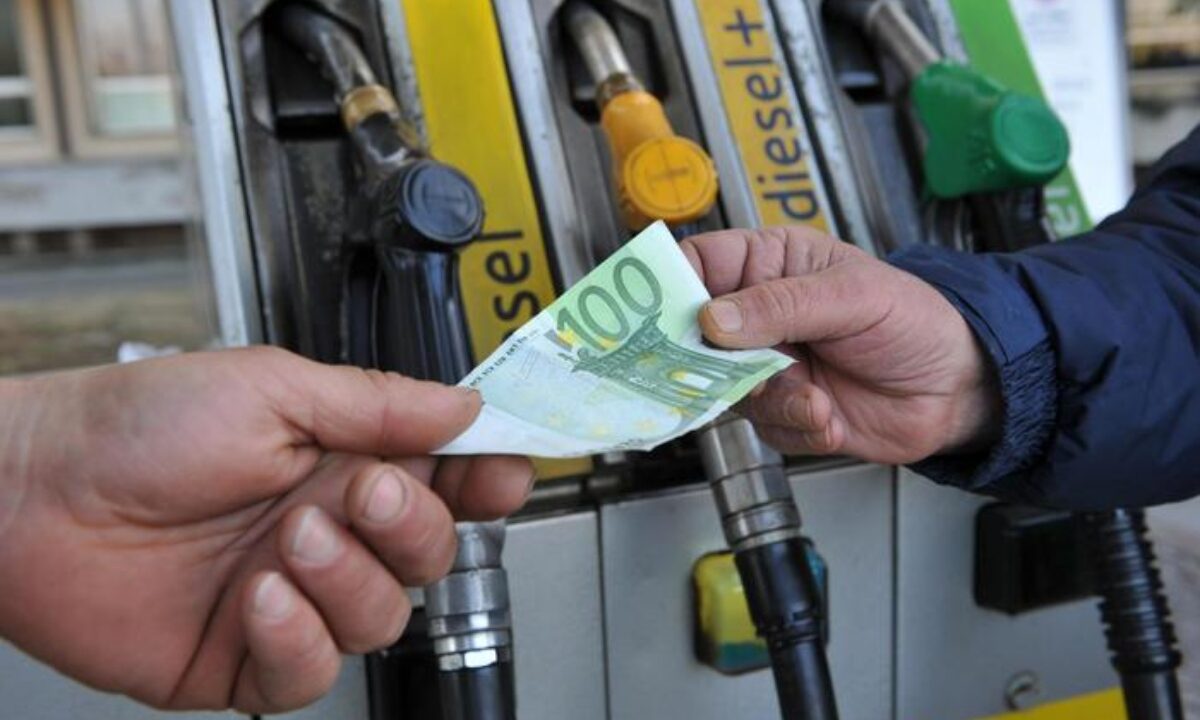caro benzina distributore