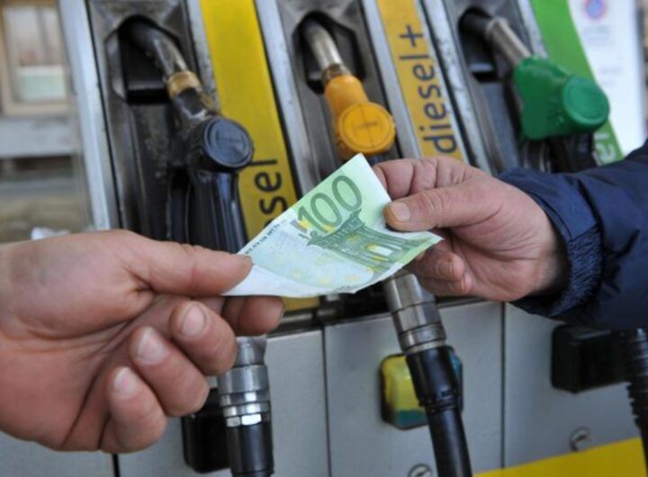 caro benzina distributore