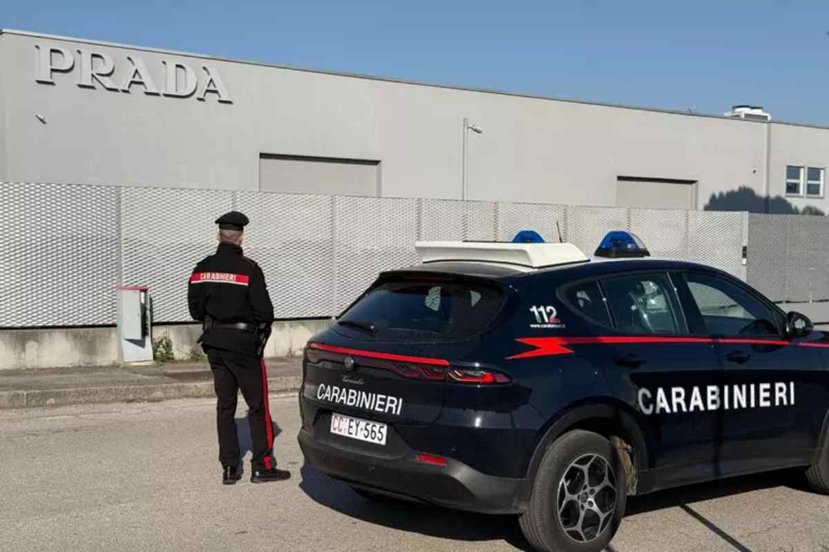Venezia, colpo allo stabilimento Prada: ingresso sfondato con i furgoni e la fuga con centinaia di scarpe griffate