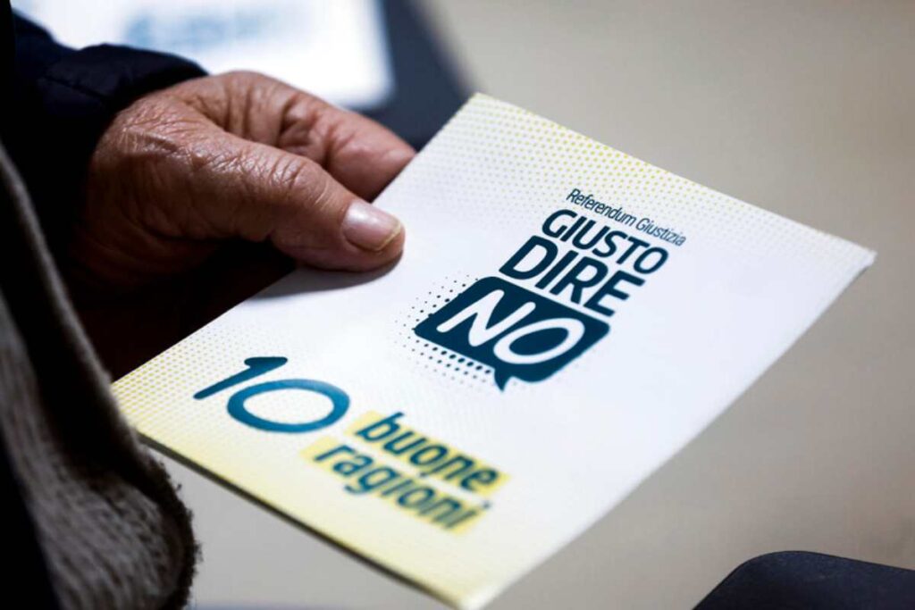 Un volantino che invita a votare No al Referendum sulla Giustizia
