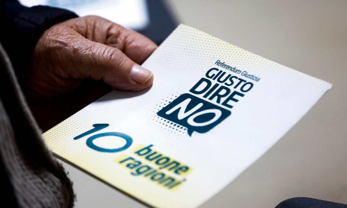 Un volantino che invita a votare No al Referendum sulla Giustizia