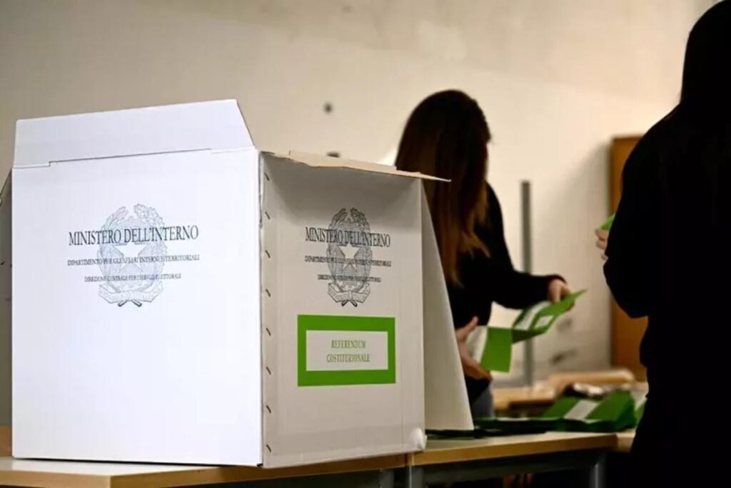 Un'urna del referendum
