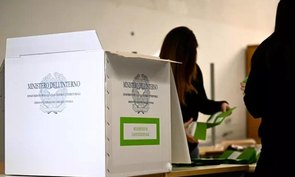 Un'urna del referendum