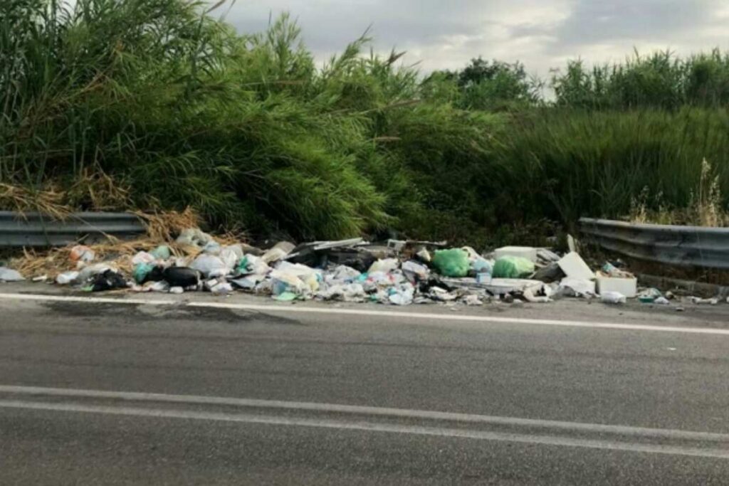 rifiuti in autostrada