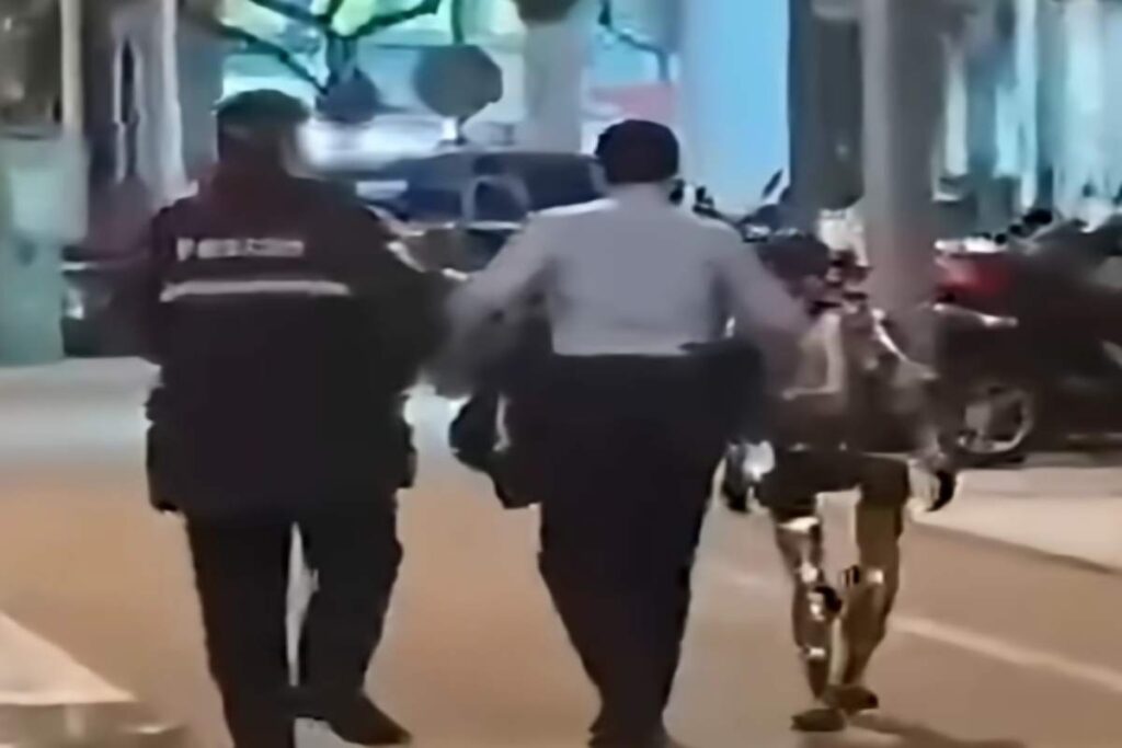 Robot umanoide scortato dalla polizia