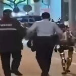 Robot umanoide scortato dalla polizia