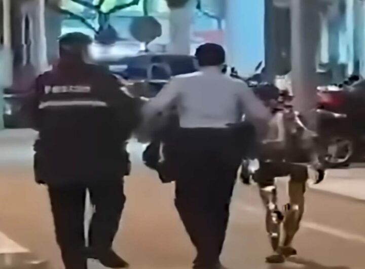 Robot umanoide scortato dalla polizia