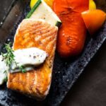 un piatto con salmone