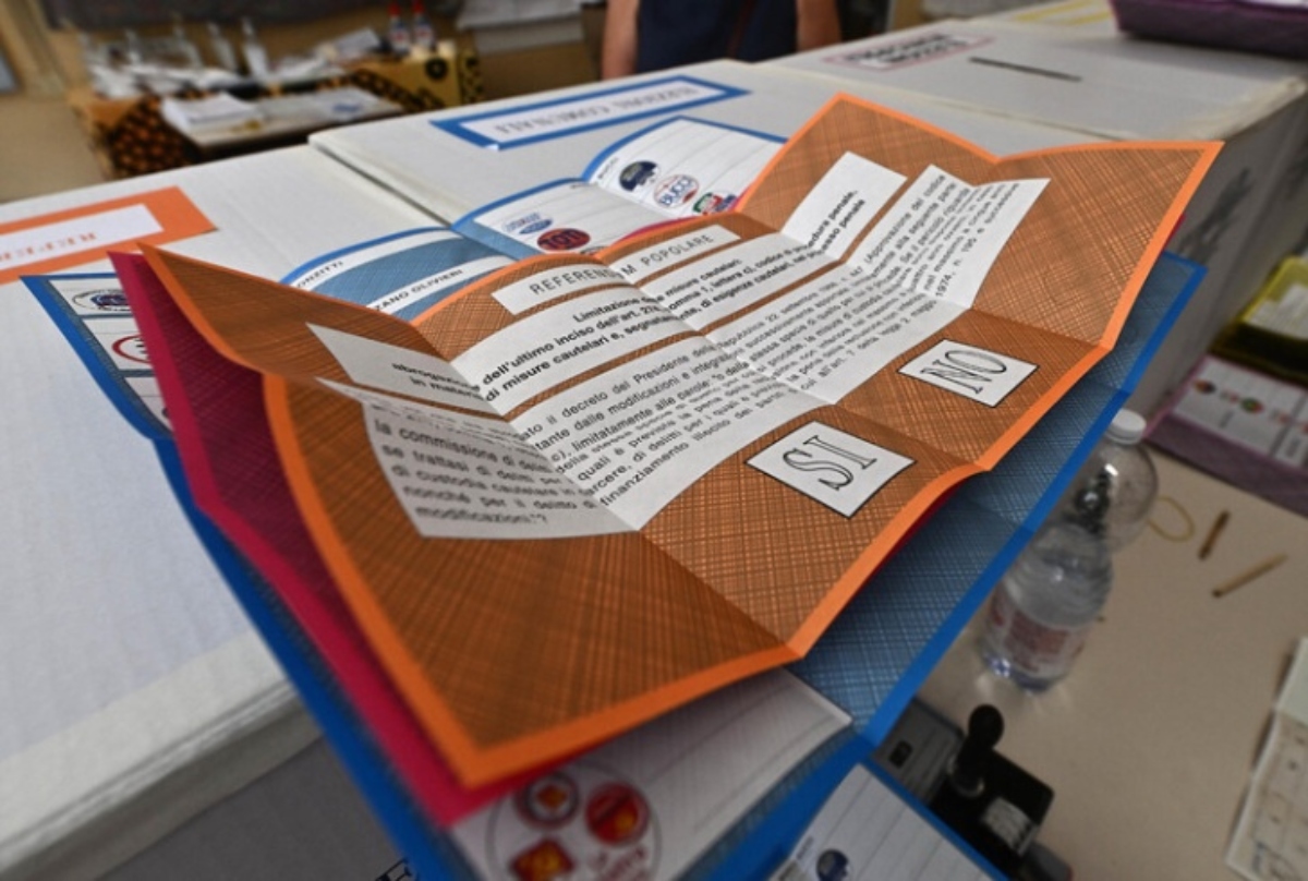 La paura di perdere il referendum frena il cammino della legge elettorale. Pesano guerra e sondaggi