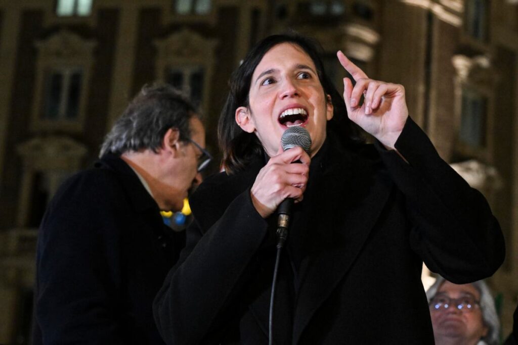 schlein parla alla folla