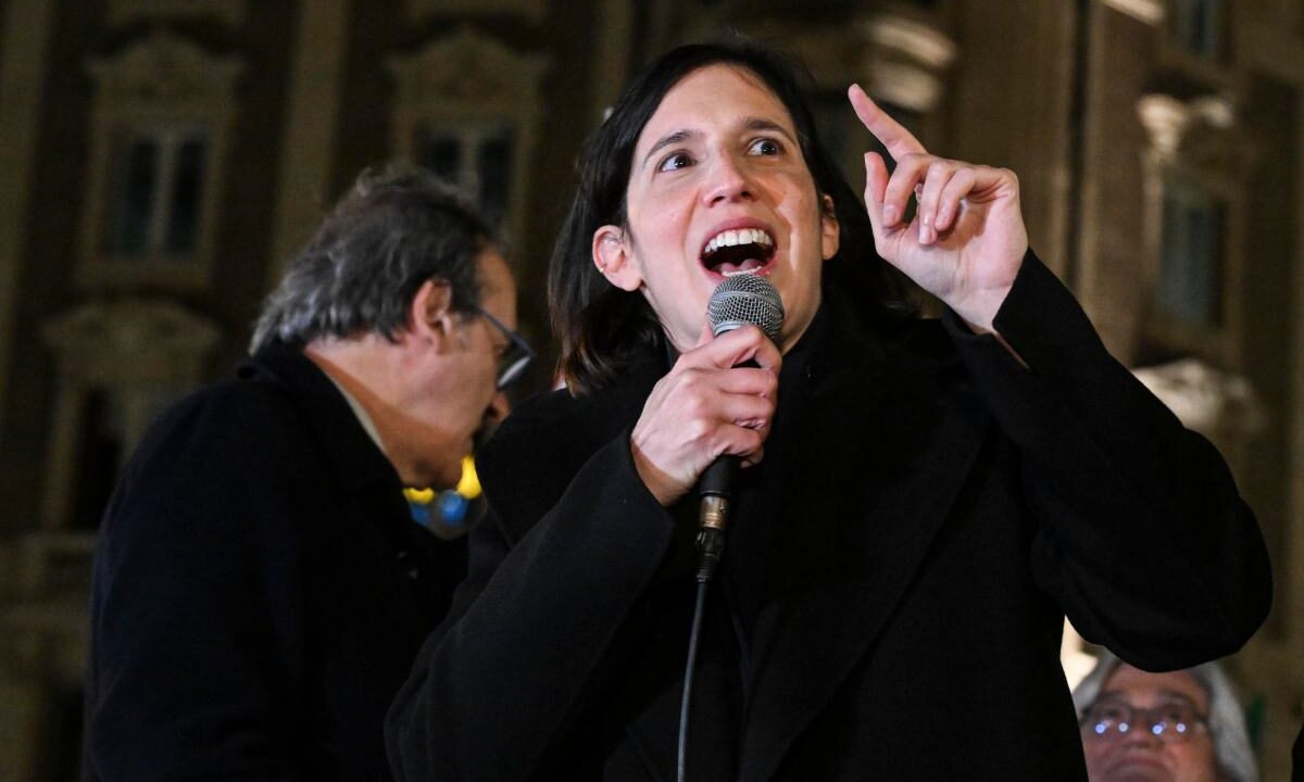 schlein parla alla folla