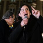 schlein parla alla folla