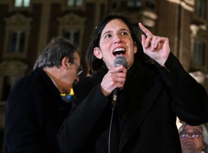 schlein parla alla folla