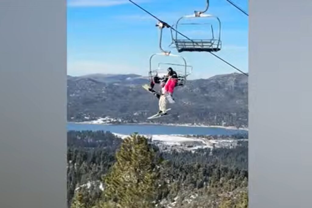 Sciatrice resta in bilico sulla seggiovia, il video del salvataggio