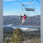 Sciatrice resta in bilico sulla seggiovia, il video del salvataggio