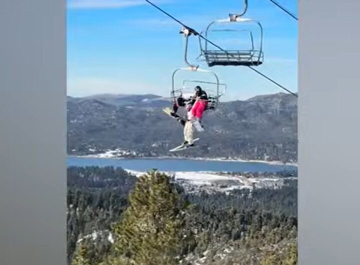 Sciatrice resta in bilico sulla seggiovia, il video del salvataggio