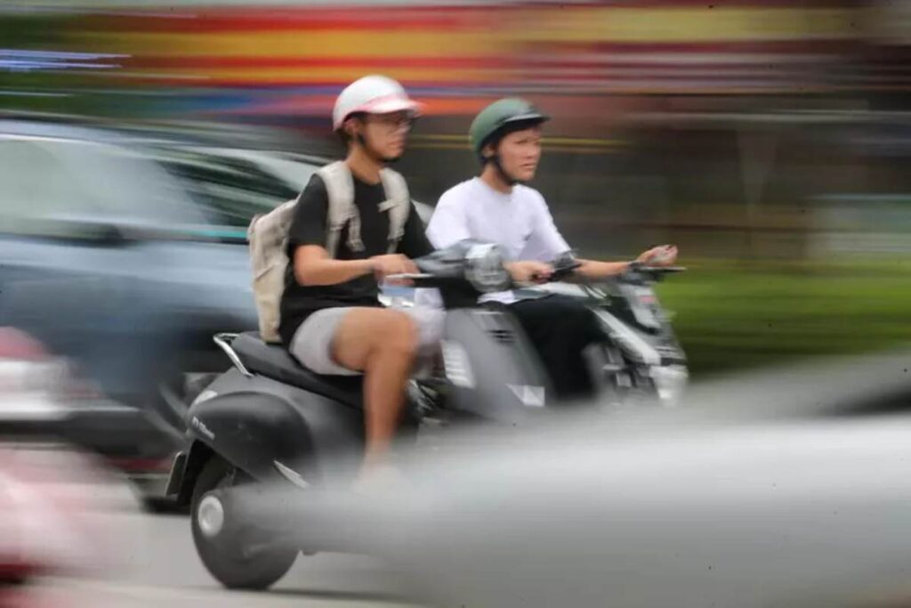 Due ragazzi sullo scooter