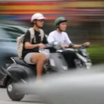 Due ragazzi sullo scooter