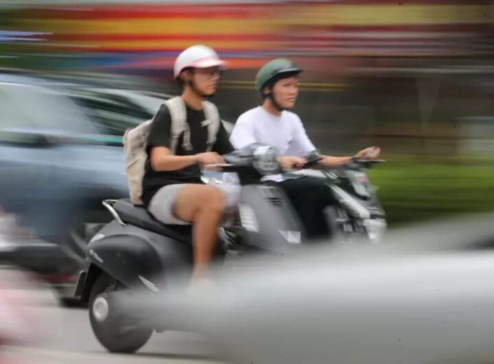 Due ragazzi sullo scooter