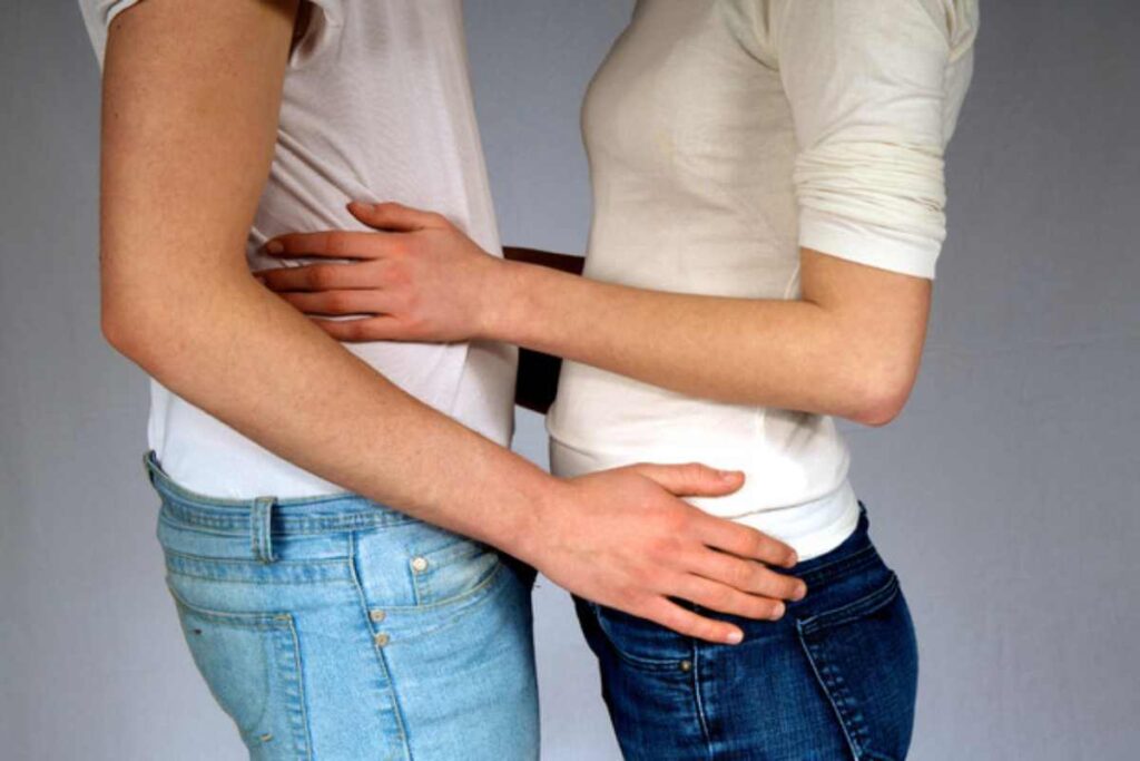 Due persone abbracciate