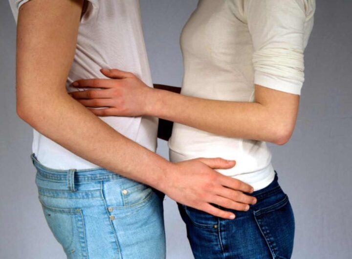 Due persone abbracciate