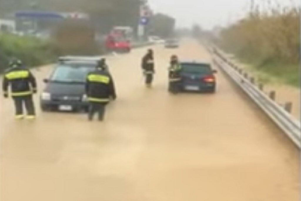 Strade allagate in Calabria
