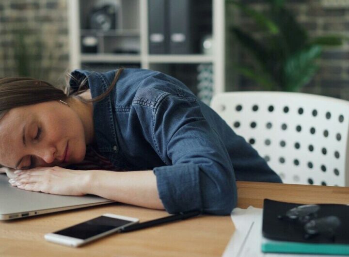 ragazza dorme sui libri