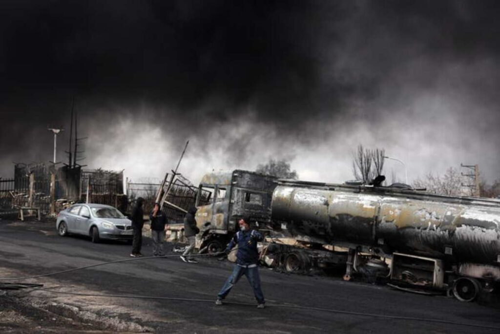 Una raffineria di petrolio colpita a Teheran