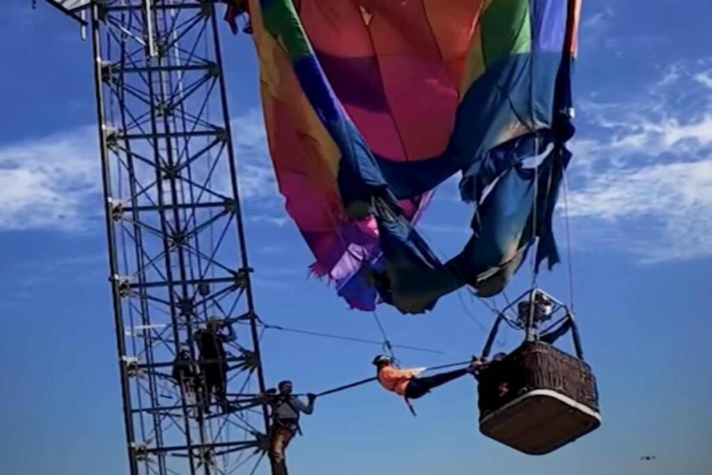 Mongolfiera impigliata a un'antenna