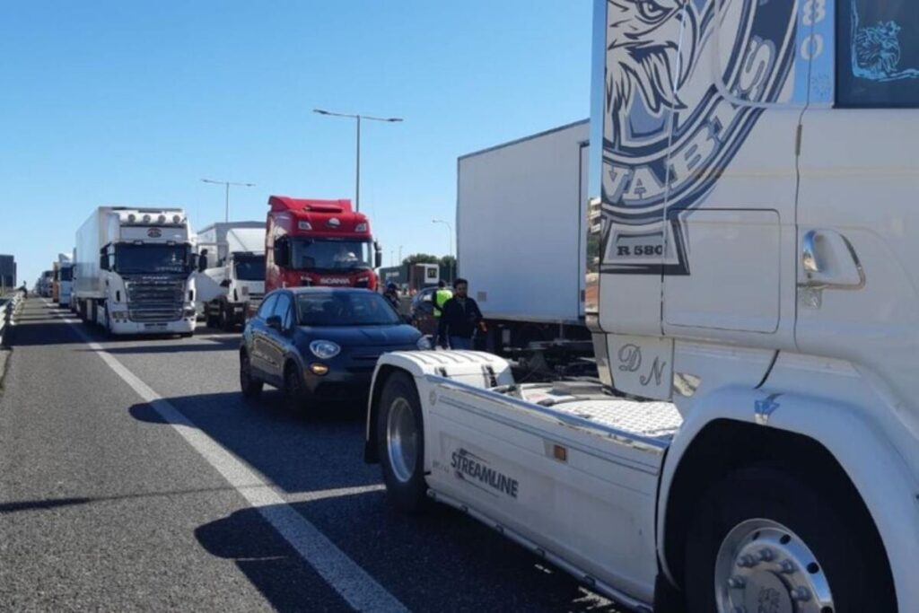 tir fermi in autostrada