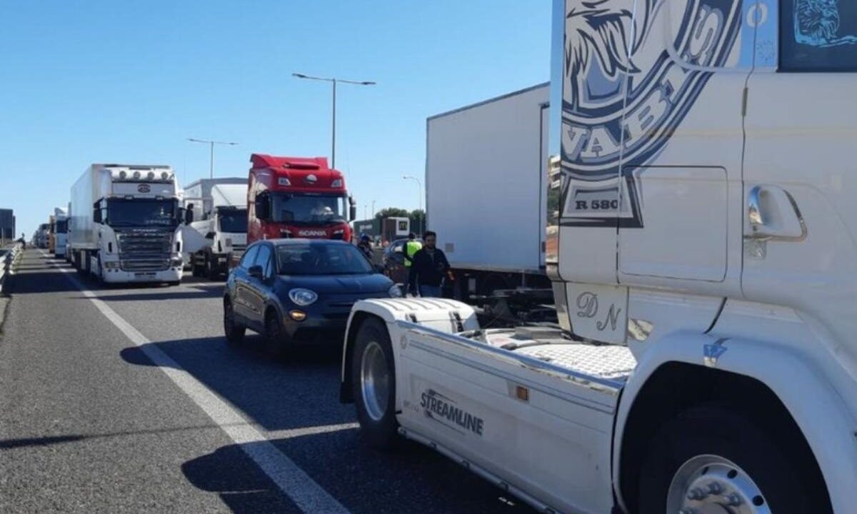 tir fermi in autostrada