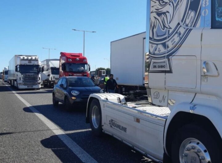 tir fermi in autostrada